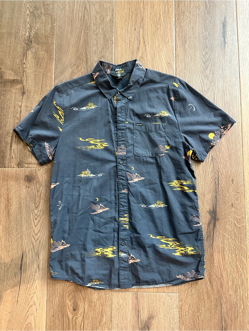Volcom men’s  Short Sleeve Printed Button-Up Shirt - Black/Yellow size Large